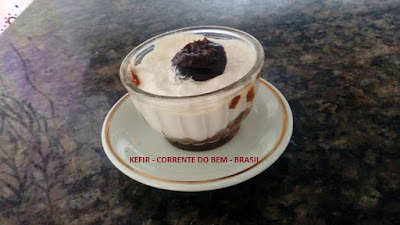 GREGO DE KEFIR COM COCO E GELEIA DE AMEIXA GREGO DE KEFIR COM COCO E GELEIA DE AMEIXA