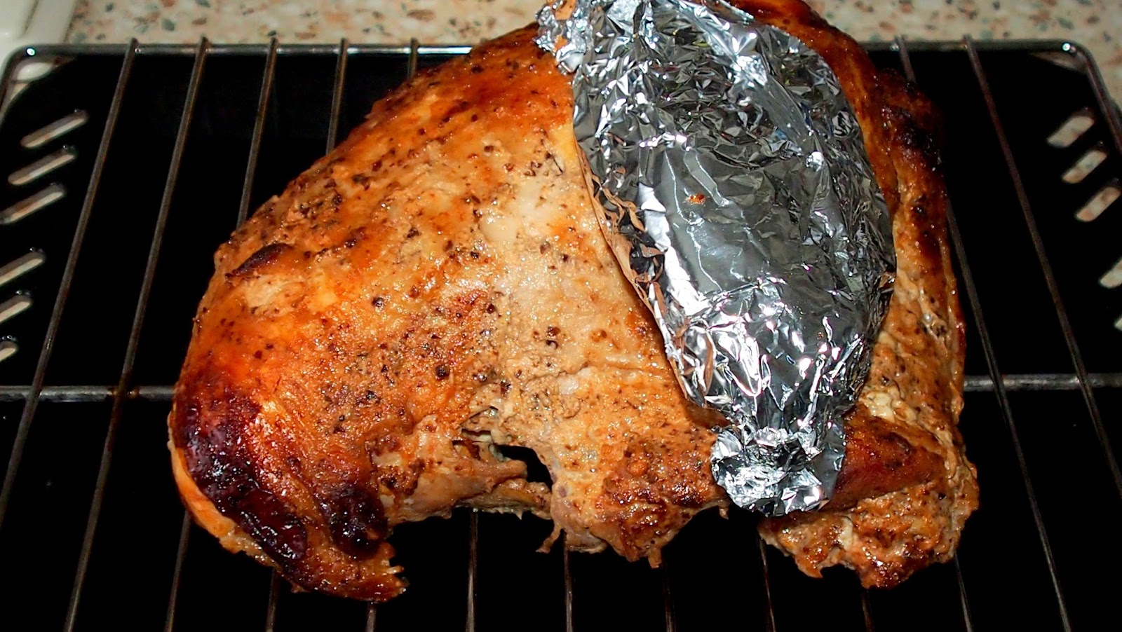 запеченные крылья индейки. запекаем индейку кусочками. индейка кусочками с овощами в духовке. запекаем индейку кусочками. индейка мясо мягкое.