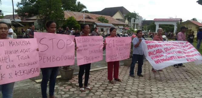Penyelesaian sengketa tanah masyarakat adat Negeri Amahai yang mencapai 600 Hektar untuk pembangunan dan perluasan Kota Masohi sebagai ibu kota kabupaten Maluku Tengah sejak tahun 1957 hingga saat ini belum dapat diselesaikan oleh pemerintah daerah Malteng di bawah kepemimpinan Bupati Tuasikal Abua,SH.
