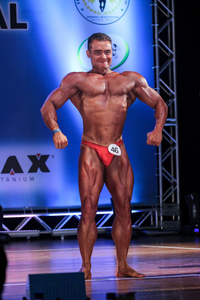 Rodrigo Peixoto mostra músculos no palco do 1º Mr. Litoral. Foto: Paulo Roberto