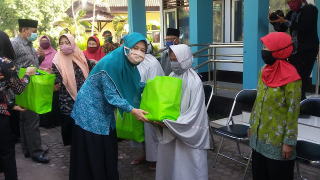 Niken Saptarini Widyawati Bantu dan Kunjungi Lansia PSLU Mandalika Niken Saptarini Widyawati Bantu dan Kunjungi Lansia PSLU Mandalika