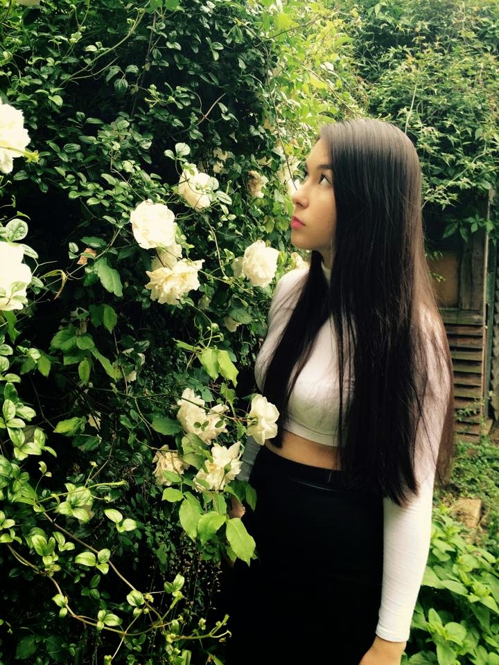 ootd, white turtleneck crop top, leather skirt, blogger, roses