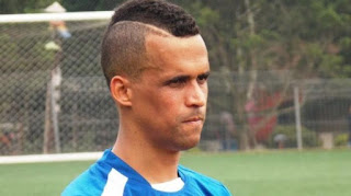 Biografi Aron Da Silva Biografi Aron Da Silva Biodata Nama lengkap: Aron Muniz Teixeira Da Silva Tanggal lahir: 2 Desember 1983 (umur 32) Tempat lahir: Brazil Tinggi: 1.81 m (5 ft 11 in) Posisi bermain: Forward Aron Muniz Teixeira Da Silva adalah pemain sepak bola Brasil yang bermain untuk klub Liga Super Indonesia Persib Bandung. Aron Da Silva lahir di Brasil pada 2 Desember 1983. Ia memiliki Nama lengkap Aron Muniz Teixeira Da Silva. Setelah menghabiskan sebagian besar kariernya di kompetisi Thailand, kini ia siap menjadi andalan baru Maung Bandung. Aron Da Silva diharapkan bisa menjadi andalan baru lini depan. Aron Da Silva bukan kali ini saja dihubungkan dengan klub kebanggaan masyarakat Bandung. Akhir tahun 2014, Aron sempat nyaris dikontrak Persib meski kemudian batal bergabung. Ia merupakan wajah baru di kancah sepakbola tanah air, namun sejatinya memiliki reputasi yang tergolong baik selama berkiprah di kompetisi Thailand sejak tahun 2010 lalu.