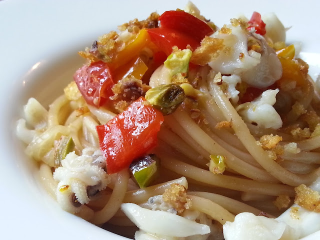 spaghetti seppie e peperoni con crumble ai pistacchi