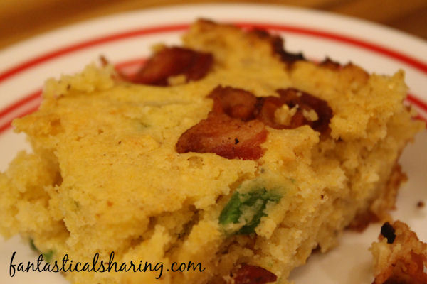 Jalapeno Bacon Skillet Cornbread // This cast iron cornbread is easy to make and has a hint of spice and salty bacon to boot! #recipe #cornbread #bacon #jalapeno
