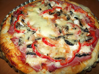 PIZZA CU PIEPT DE PUI SI SUNCA