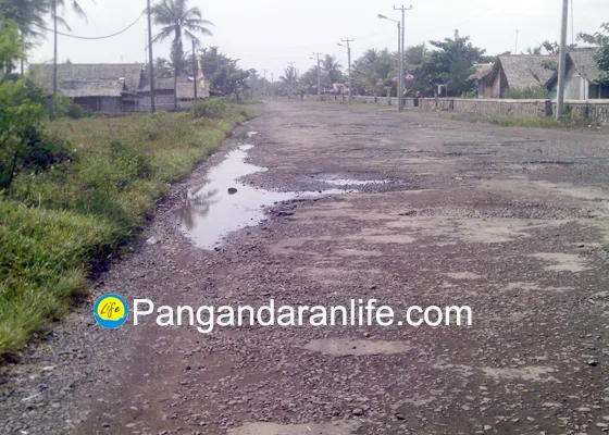 Foto kerusakan jalan di pesisir Pantai Pangandaran