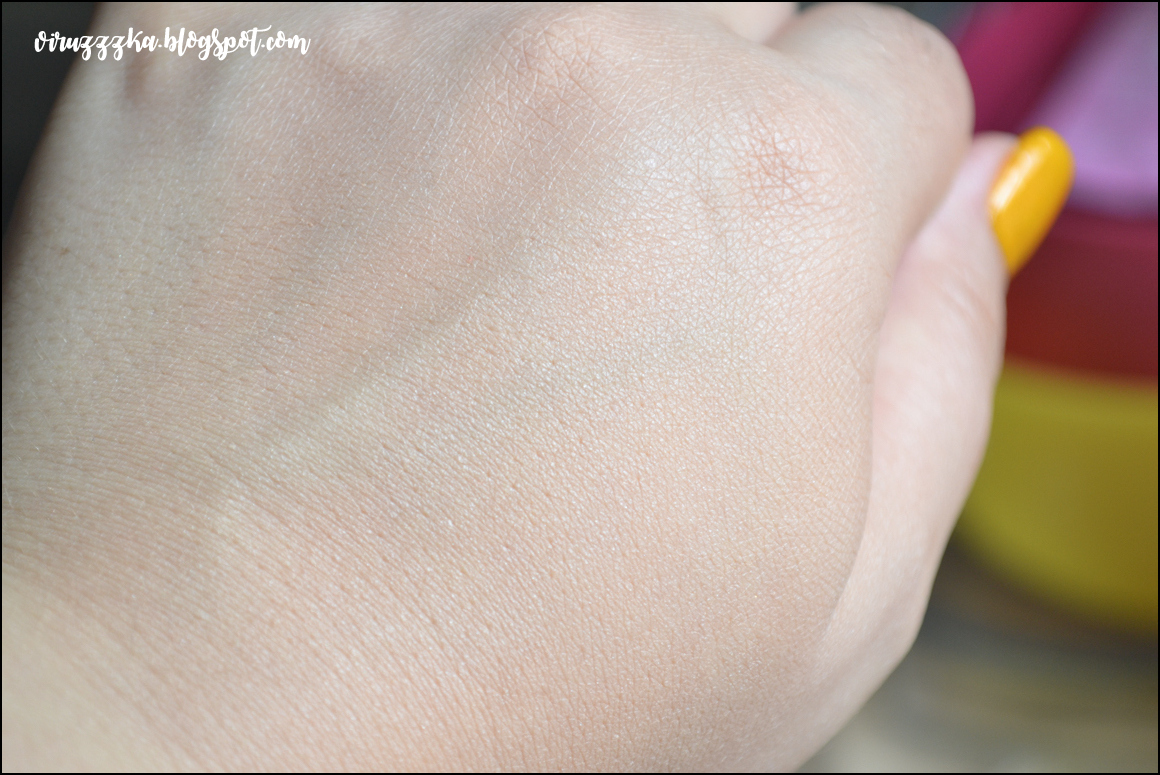 Rimmel Wake Me Up Foundation SPF 20 - 100 Ivory & 103 True Ivory | Review & Swatches Rimmel Wake Me Up Foundation SPF 20 - 100 Ivory & 103 True Ivory | Review & Swatches