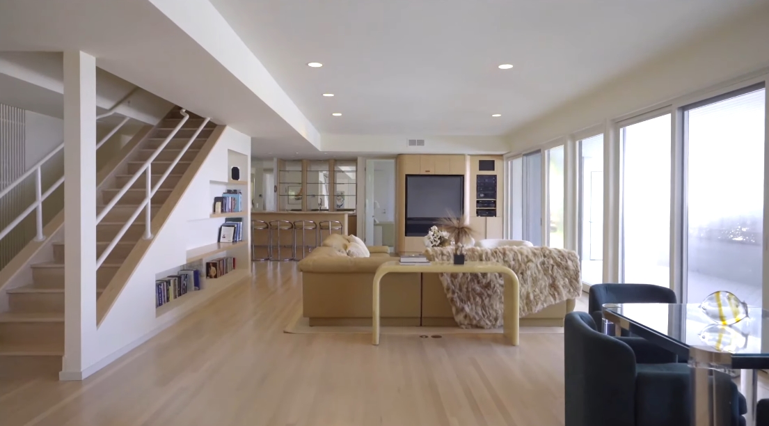 Tour 28 Hedges Banks Dr, East Hampton vs. 25 Interior Design Photos