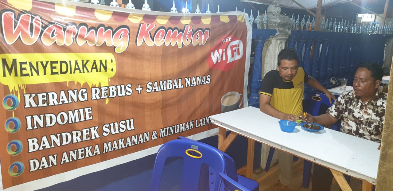 Kru taslabnews menikmati kerang rebus di warung kembar. Kru taslabnews menikmati kerang rebus di warung kembar.