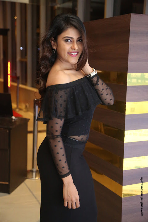 Naira Shah at E Ee Premiere Show