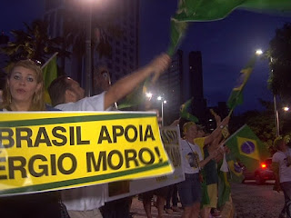 Ao longo do protesto, as pessoas manifestam apoio ao juiz Sérgio Moro, que coordena a Lava Jato. (Foto: Reprodução/TV Verdes Mares)