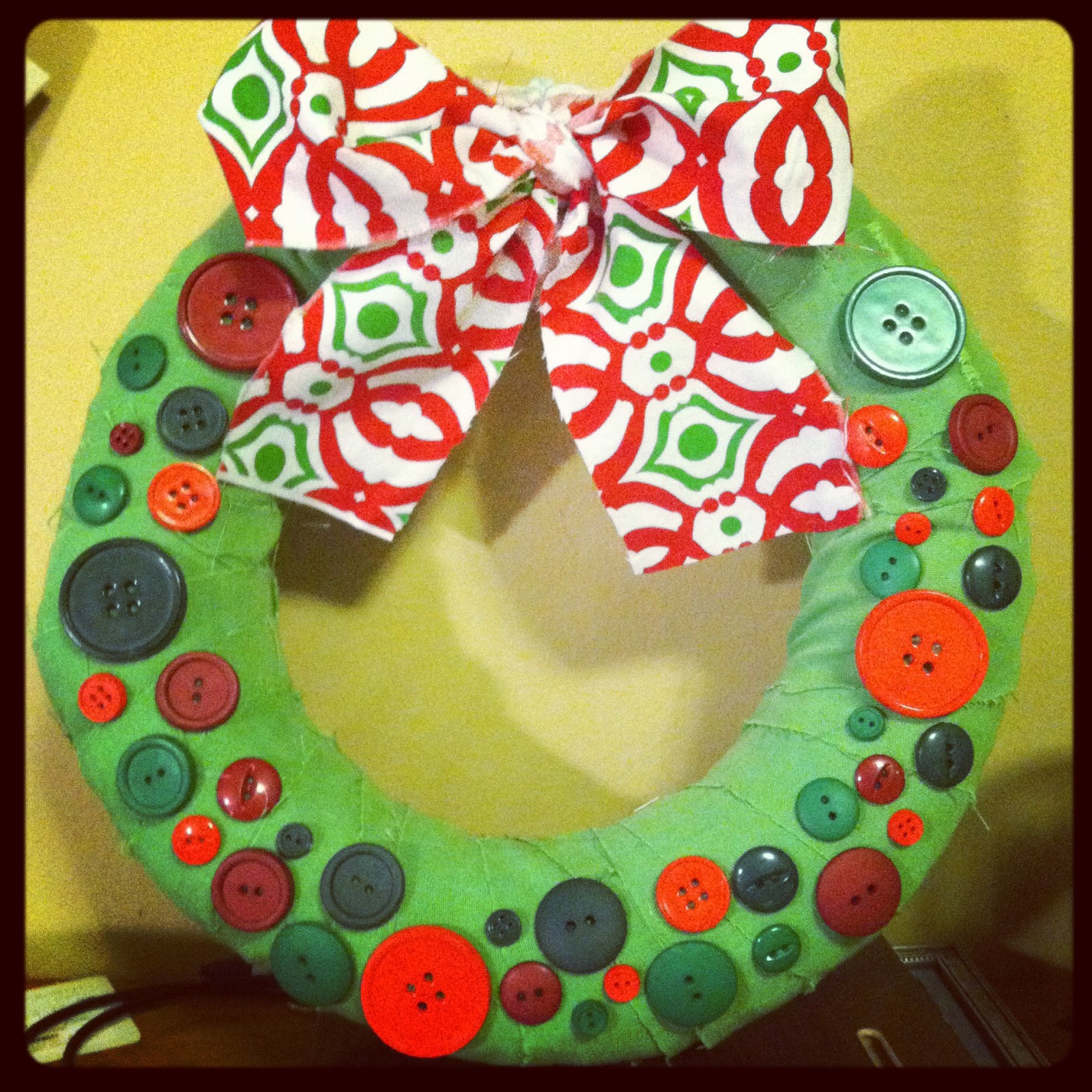 Makin' it in Memphis: {Craft this}: Christmas button wreath.