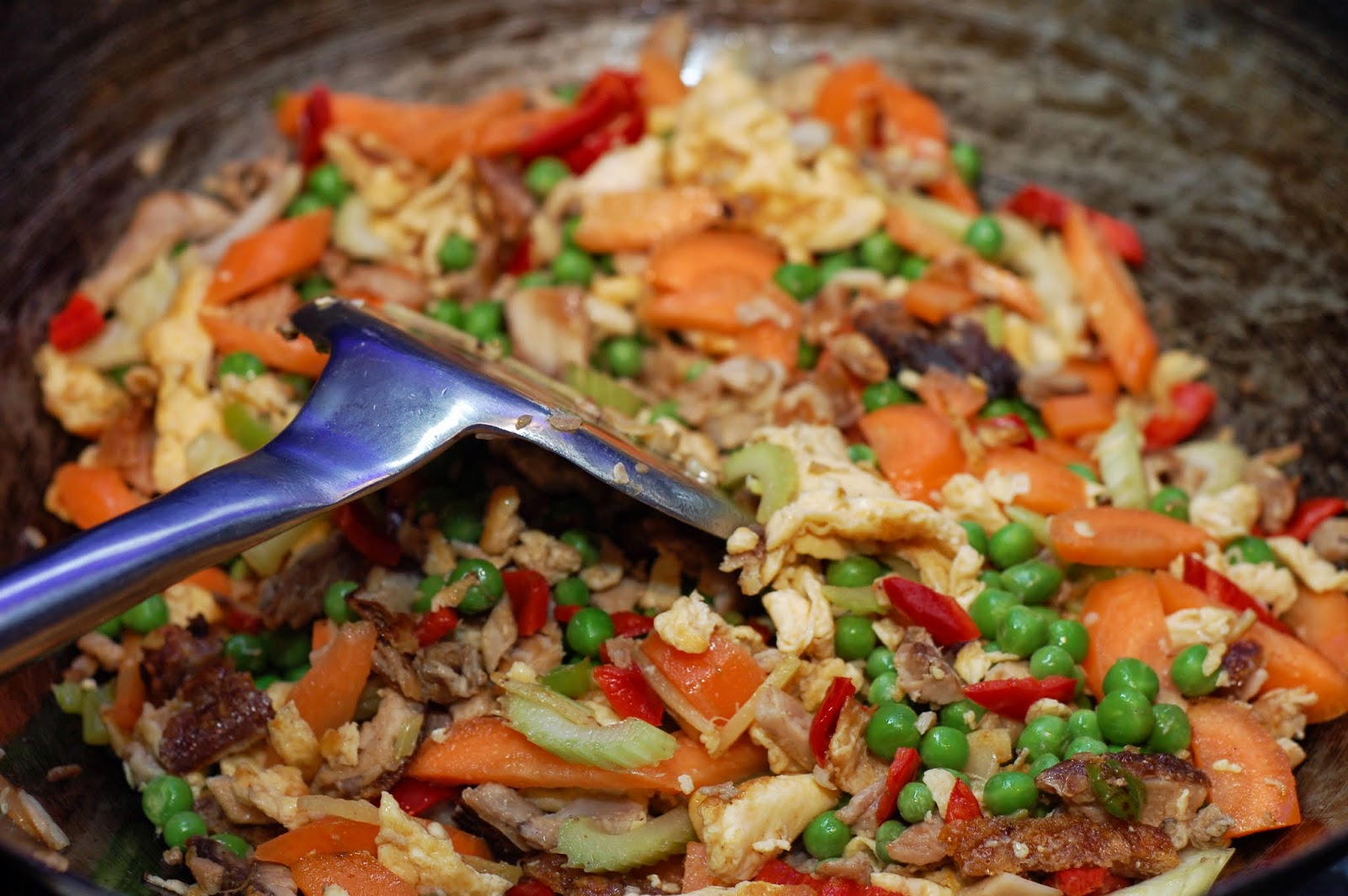 Рецепт вкусного риса с овощами. Рис с говядиной на сковороде. Рис со свининой и овощами на сковороде. Жареный рис со свининой и овощами. Жареный рис со свининой.