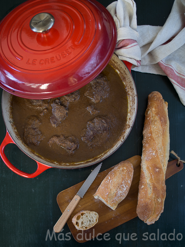 Cómo hacer Carrilladas al vino tinto en cazuela, olla express y slow cooker. Receta de Navidad