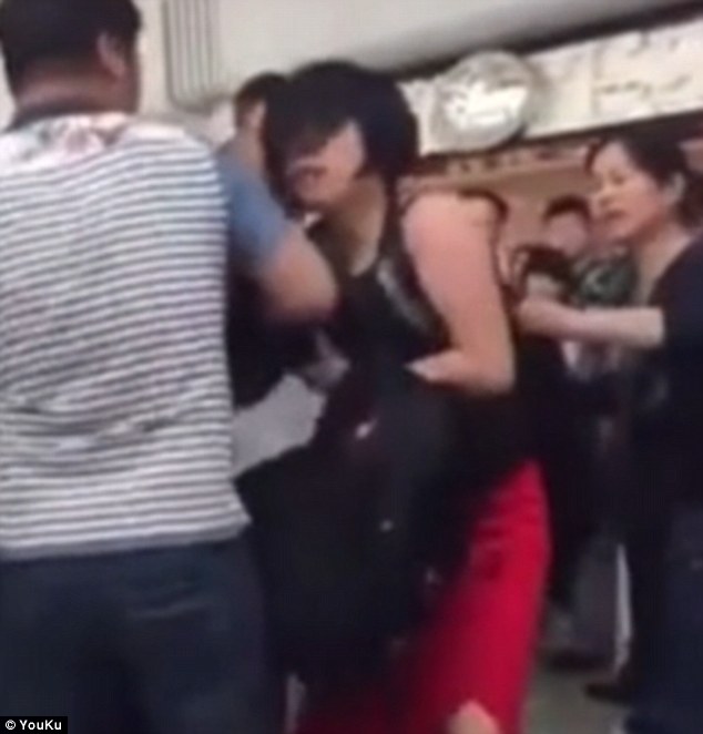 Mira el video de la reacción de una mujer al pillar a su marido yéndose de viaje con su amante - Imagen 3