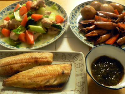 夕食の献立　献立レシピ　飽きない献立　里芋とイカの煮物　ホッケ焼き　鶏肉炒め煮　もずく