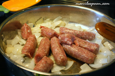 Add the pork sausages. Crumble with a fork and then cook until brownish. Season with salt and pepper.