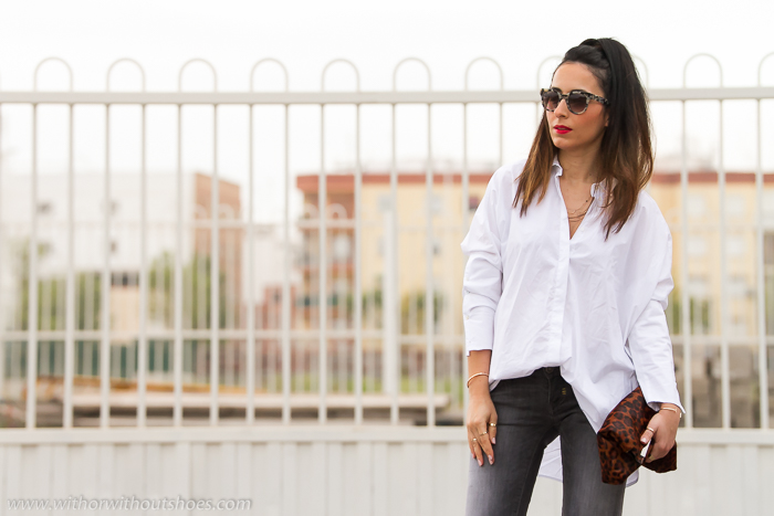 Look Cómodo y Estiloso: Camisa blanca, Jeans y Sandalias de Magrit | With Or Shoes - Blog Influencer Moda Valencia España