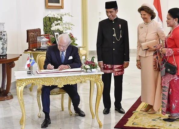 King Carl Gustav and Queen Silvia of Sweden met with Indonesian President Joko Widodo and his wife Iriana in Bogor, Indonesia