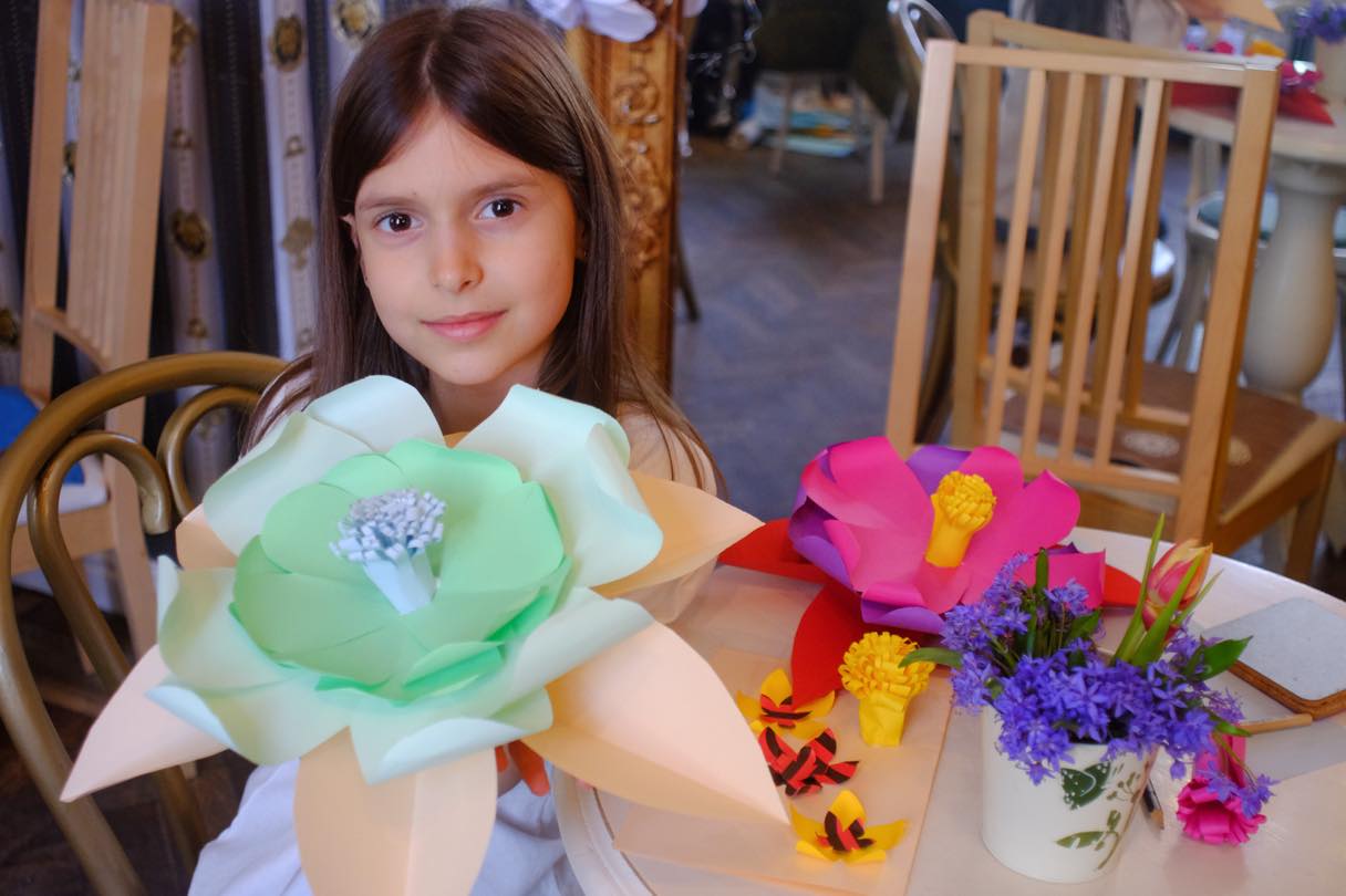 atelier creativ DIY copii adulti Circul Magic flori de hartie Bernschutz Bucuresti