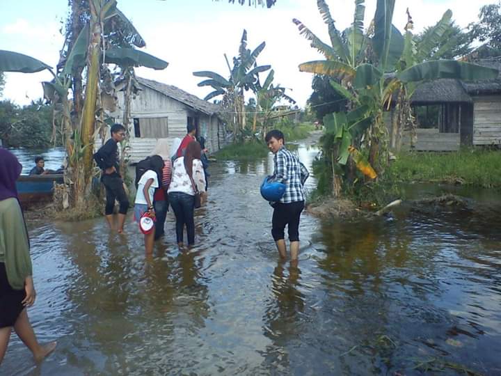 Banjir yang merendam jalan dan rumah warga di Asahan. Banjir yang merendam jalan dan rumah warga di Asahan.