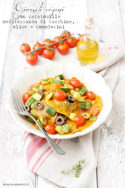 girasoli vegani alle verdure grigliate con ratatouille mediterranea di zucchine, olive e pomodorini