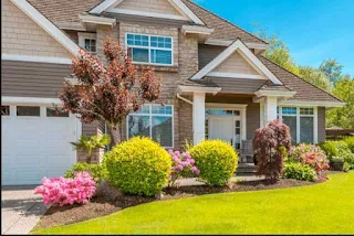 House with nice curb appeal front yard landscaping.