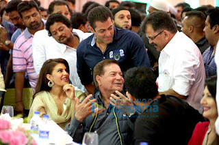 Salman graces Baba Siddique & Zeeshan Siddique's Iftaar party