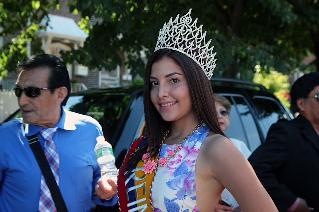 imagenes del desfile ecuatoriano de Queens New York - hermosa reina ecuatoriana