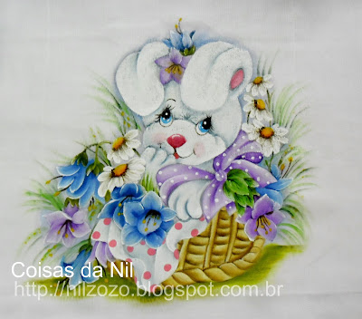 "fralda manta com pintura de coelhinha no cesto de flores"