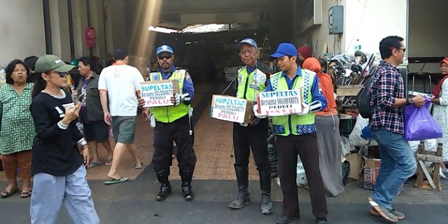 Galang dana korban bencana, sukarelawan pengatur lalu lintas ngamen di pasar Galang dana korban bencana, sukarelawan pengatur lalu lintas ngamen di pasar