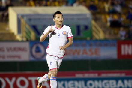 HLV Duc Thang bi moi len khan dai trong tran dau kich tinh o Go Dau - Anh 2