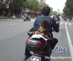 Belajar sambil membonceng motor ayah