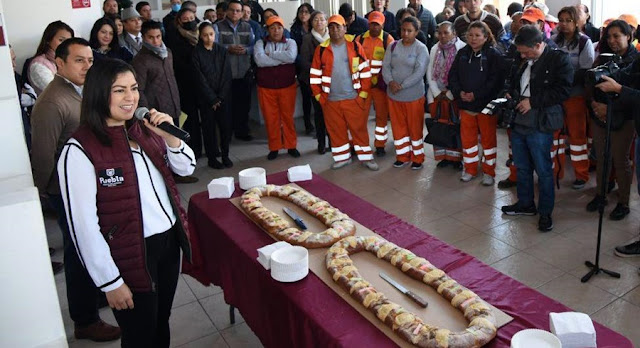 Claudia Rivera parte la Rosca de Reyes junto a trabajadores de OOSL