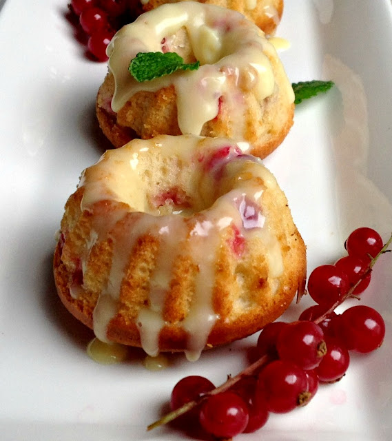 Bizcocho De Grosellas Con Crema De Chocolate Blanco
