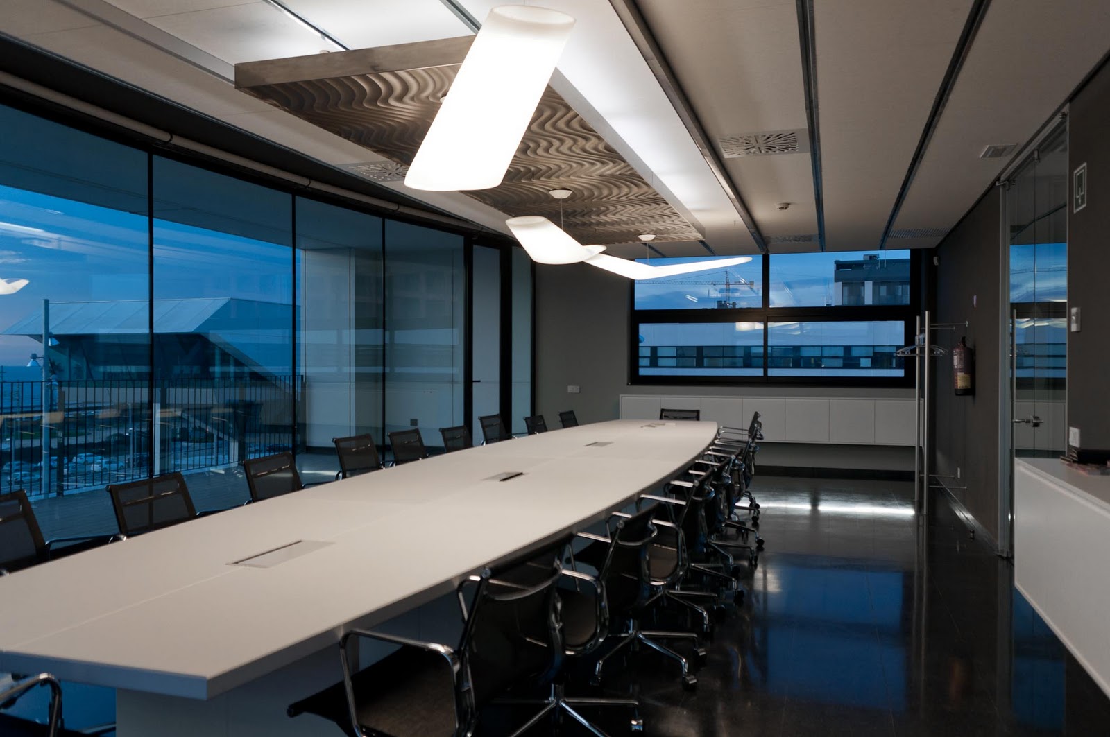 Light and Air · proyectos, obras y diseño: Sala de Juntas y showroom