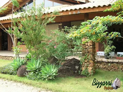 Pedra moledo para execução de paisagismo, com o pilara de pedra para colocação do lampião.