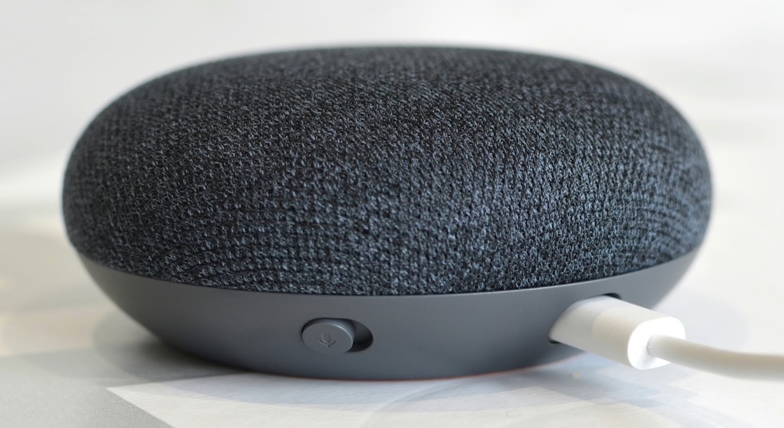 Il Disinformatico: Google Home Mini: mettersi un microfono aperto in casa  non è mai una buona idea