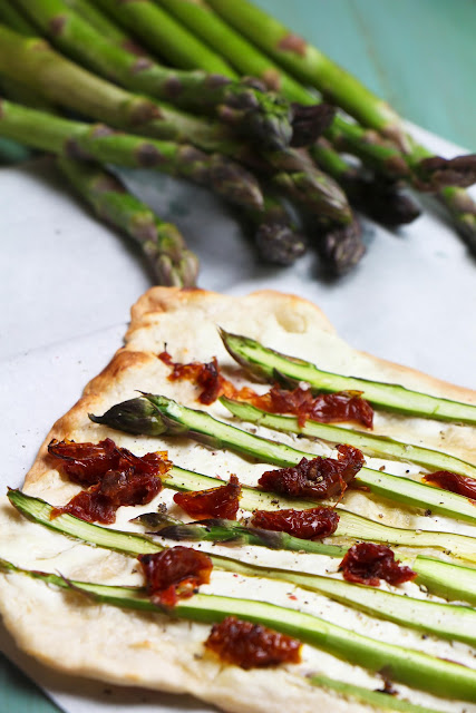 Gutes für Leib &amp; Seele: Flammkuchen mit Ziegenfrischkäse, getrockneten ...