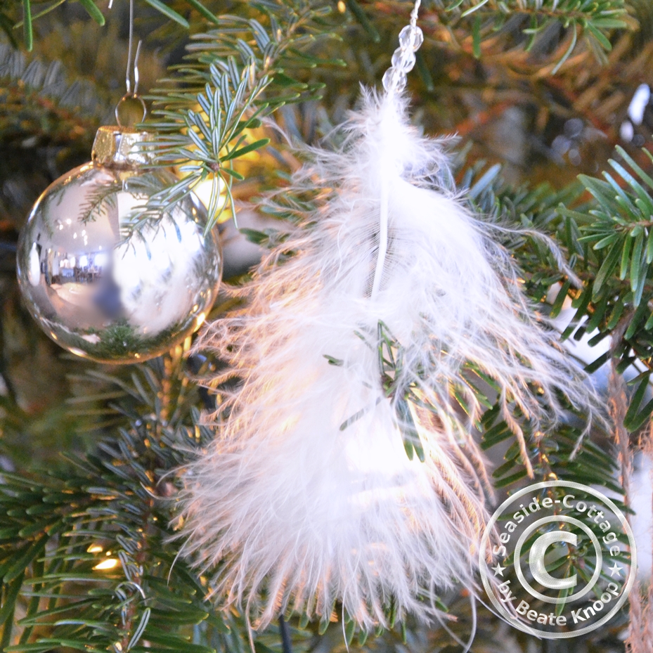 Unser Tannenbaum und ein Weihnachtsschmuck DIY aus Federn und Perlen