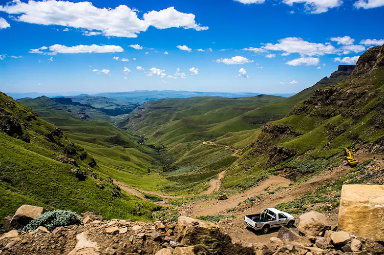 Sani Pass di perbatasan adalah objek wisata yang populer.