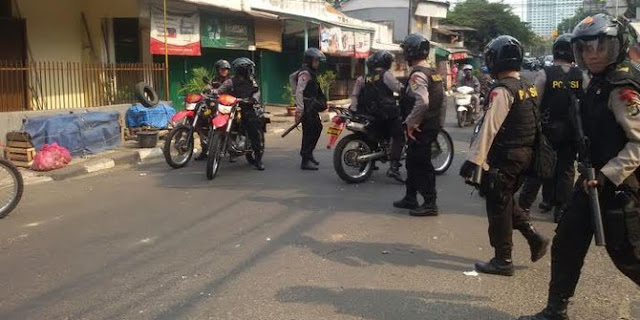Kaget, Lihat Bentrokan Superter Jakmania Dan Polisi Pedagang Minuman Tewas Terkena Serangan Jantung Kaget, Lihat Bentrokan Superter Jakmania Dan Polisi Pedagang Minuman Tewas Terkena Serangan Jantung