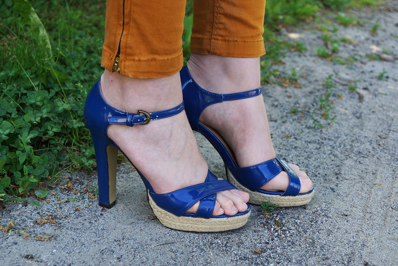 blue_shoes