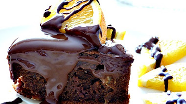Brownie de chocolate con nueces y toque de naranja.
