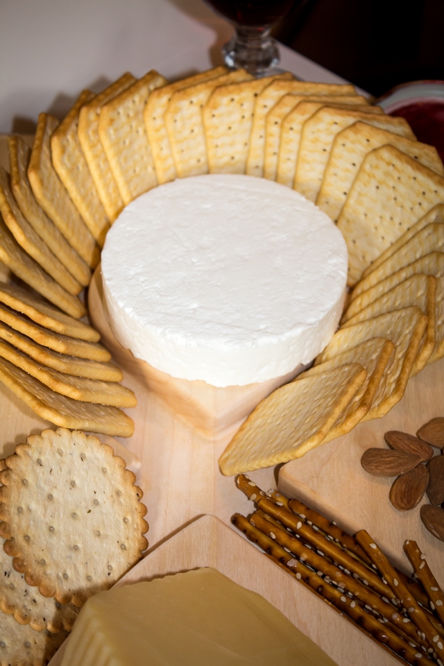 CUT and DRY Cheese & Crackers Serving Board with Appeal