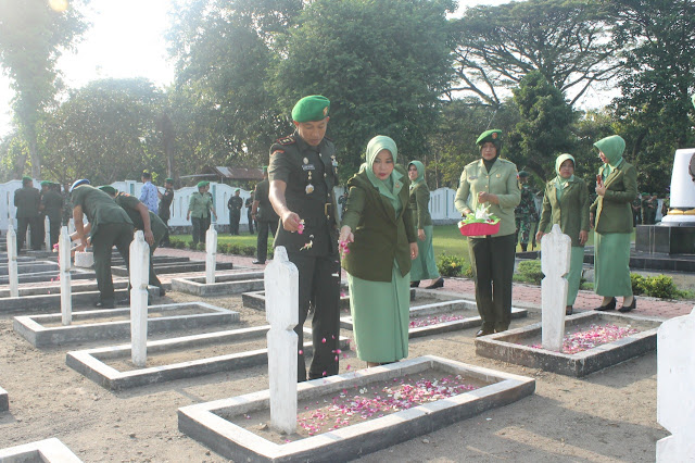 HUT Korem 074/Wrt Ke 53 Kodim Sragen Ziarah Rombongan : Kenang Jasa Pahlawan