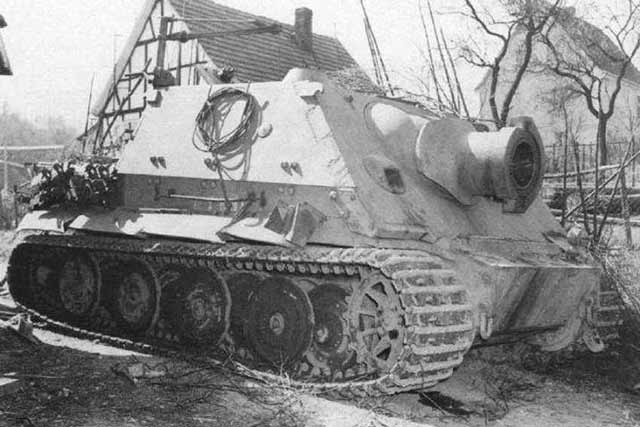 Due to the big gun, the Sturmmorser 38D had no engine and relied