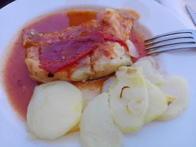 Bacalao confitado con salsa de piquillos y patatas