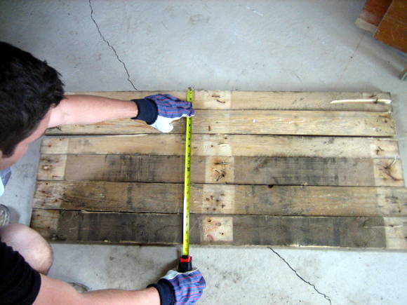 Step three for your DIY pallet sign: measure the wood layout to know the exact size of the sturdy backing pieces you need. 